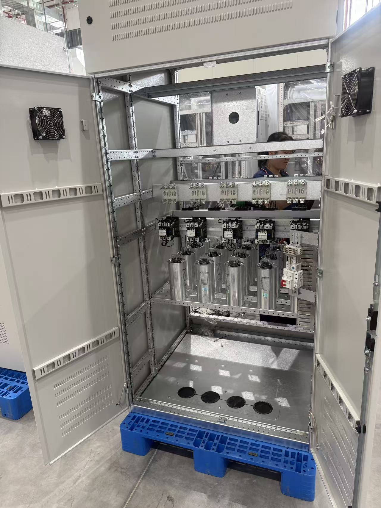 Actual structure of a YT capacitor bank on site