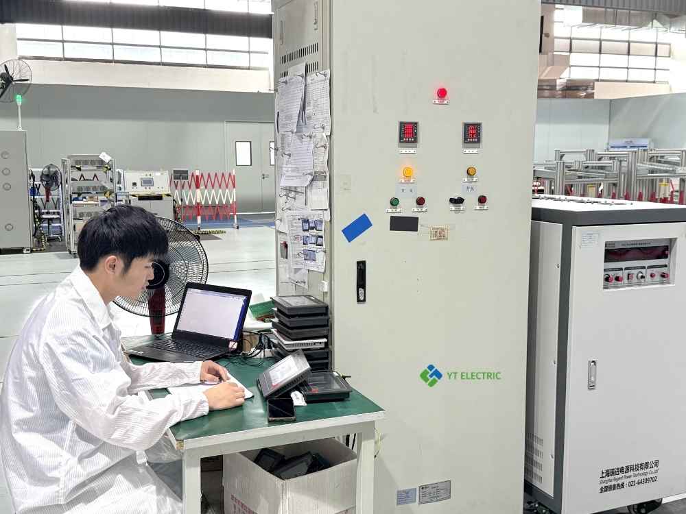 مرشح توافقي نشط بتقنية SiC MOSFET لتصحيح التشوه التوافقي الكلي للتيار (THDi)