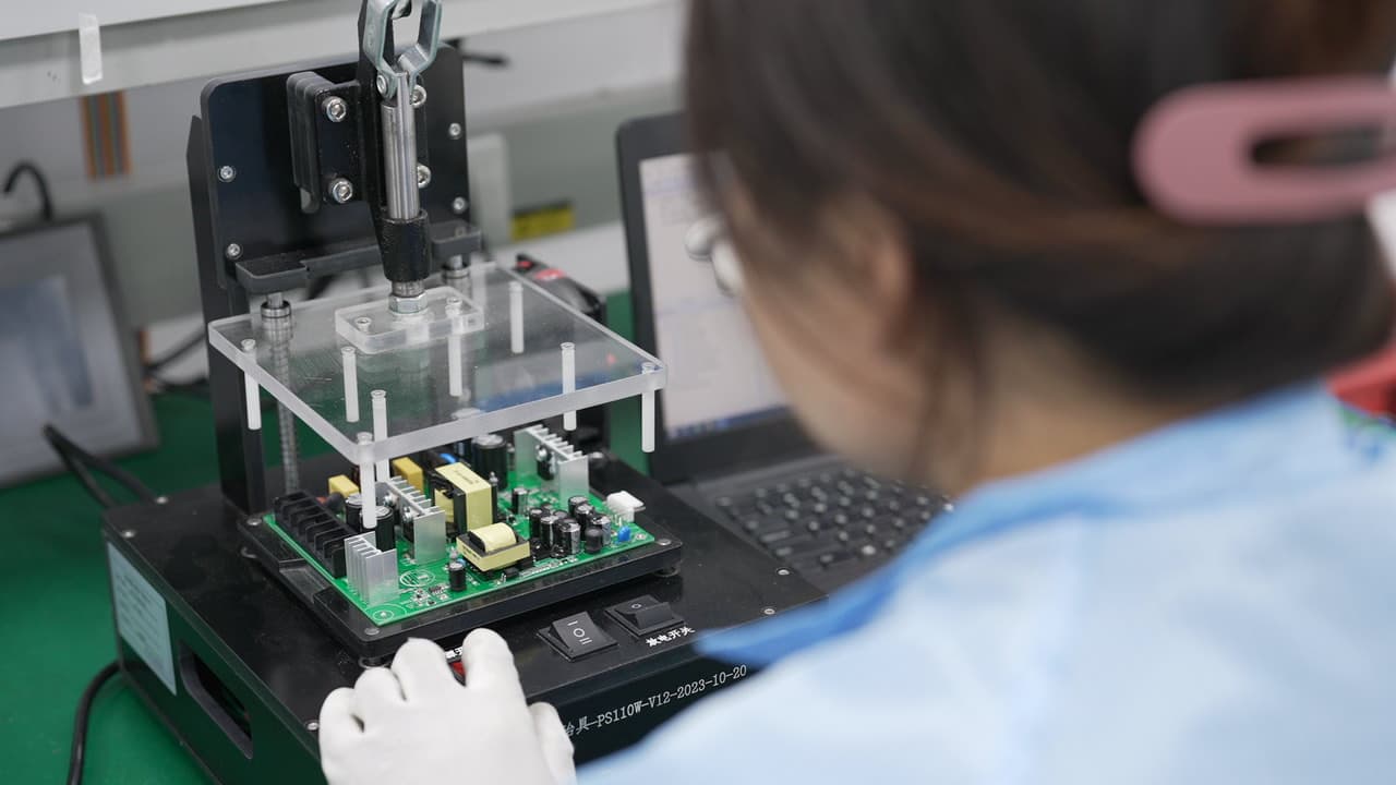 داخل مصنع YT Electric: قوة التصنيع الداخلي وراء حلول جودة الطاقة الموثوقة